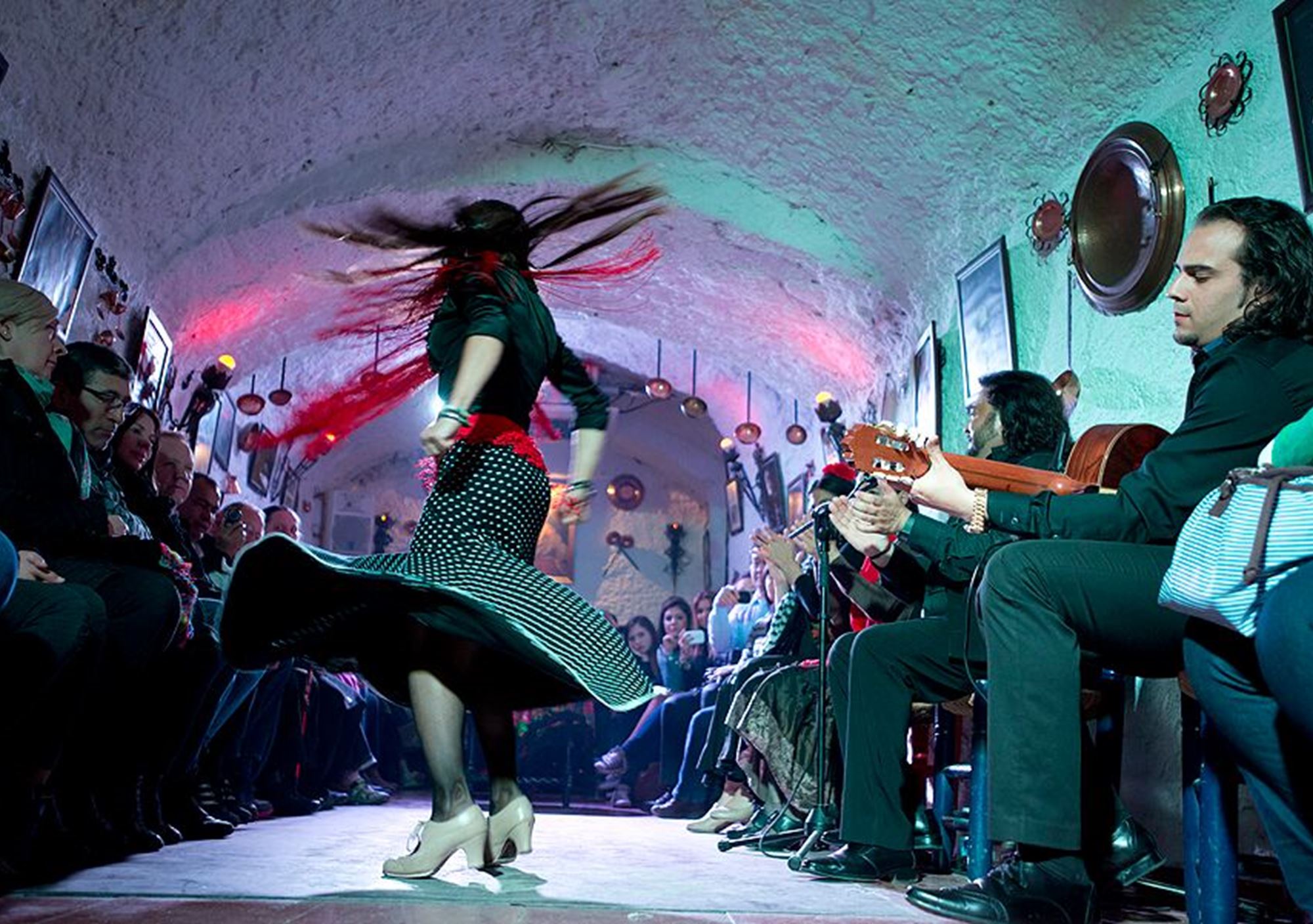 reservar con menu cena transporte bus traslado Espectáculo show Flamenco zambra gitana flamenca tablao cueva los tarantos en de granada